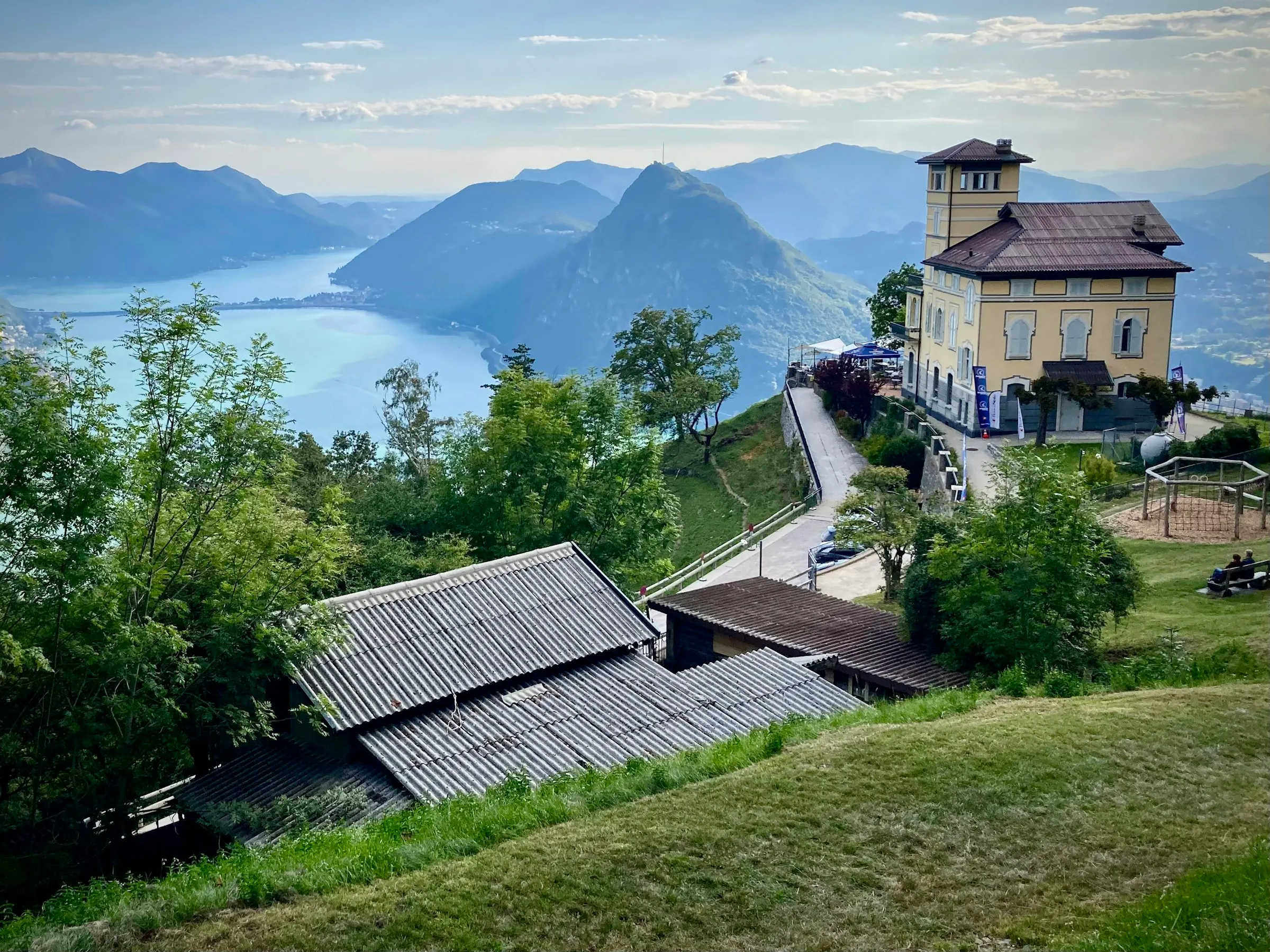 Haus am Hang mit Blick auf See und Berge im Tessin