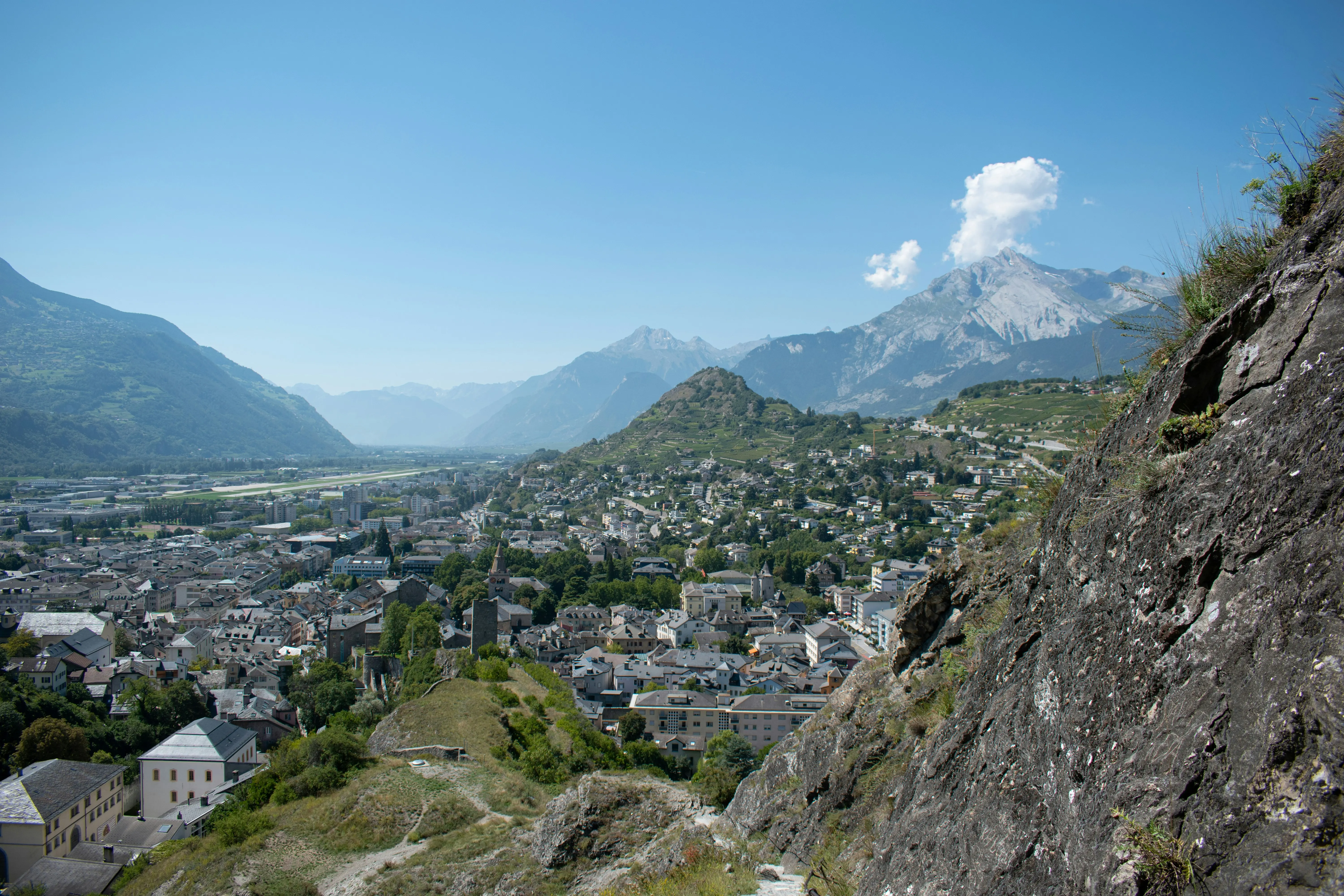 Die Burg Valère über Sion vor den Walliser Bergen