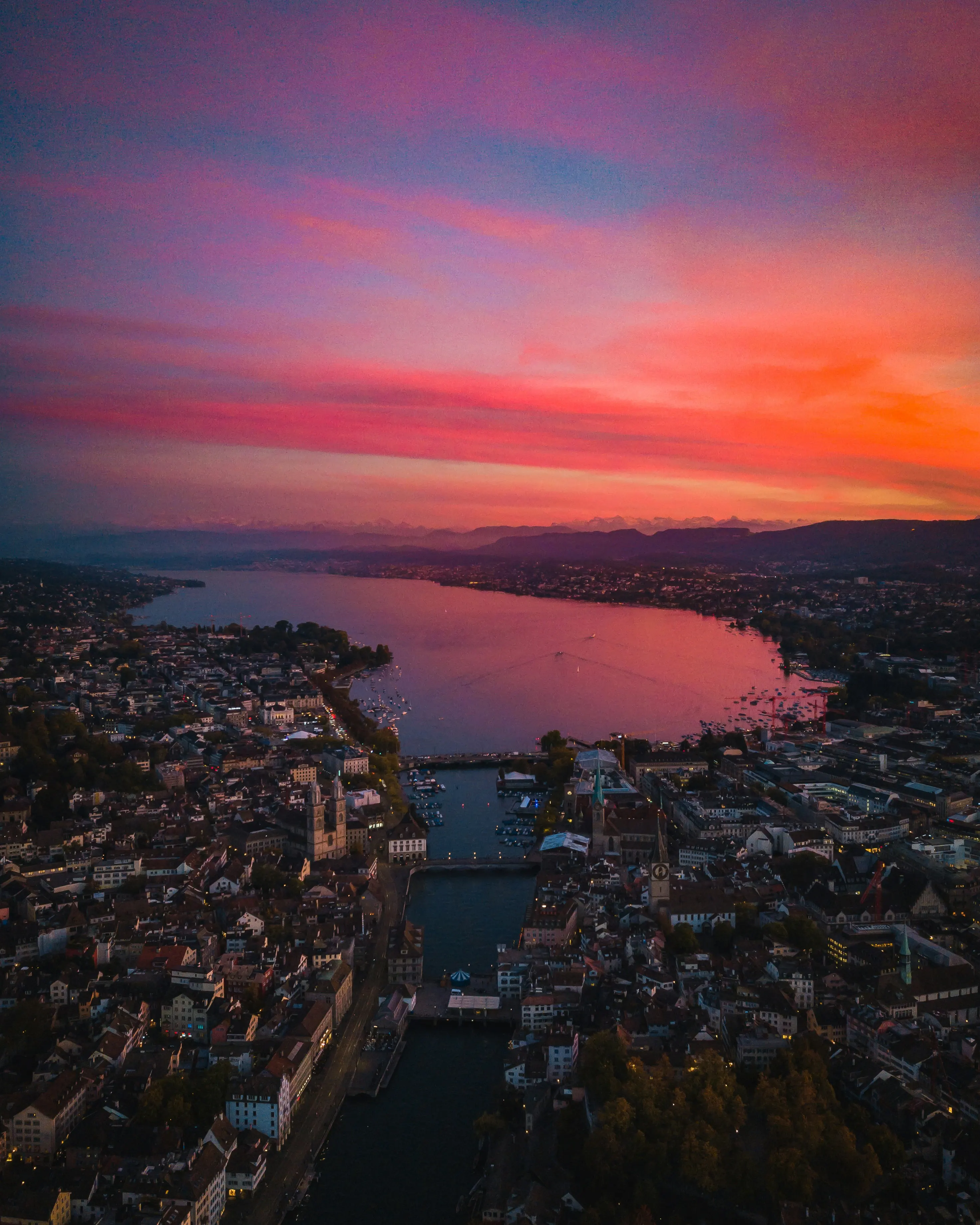 Zürich und der Zürichsee im Abendrot, von oben