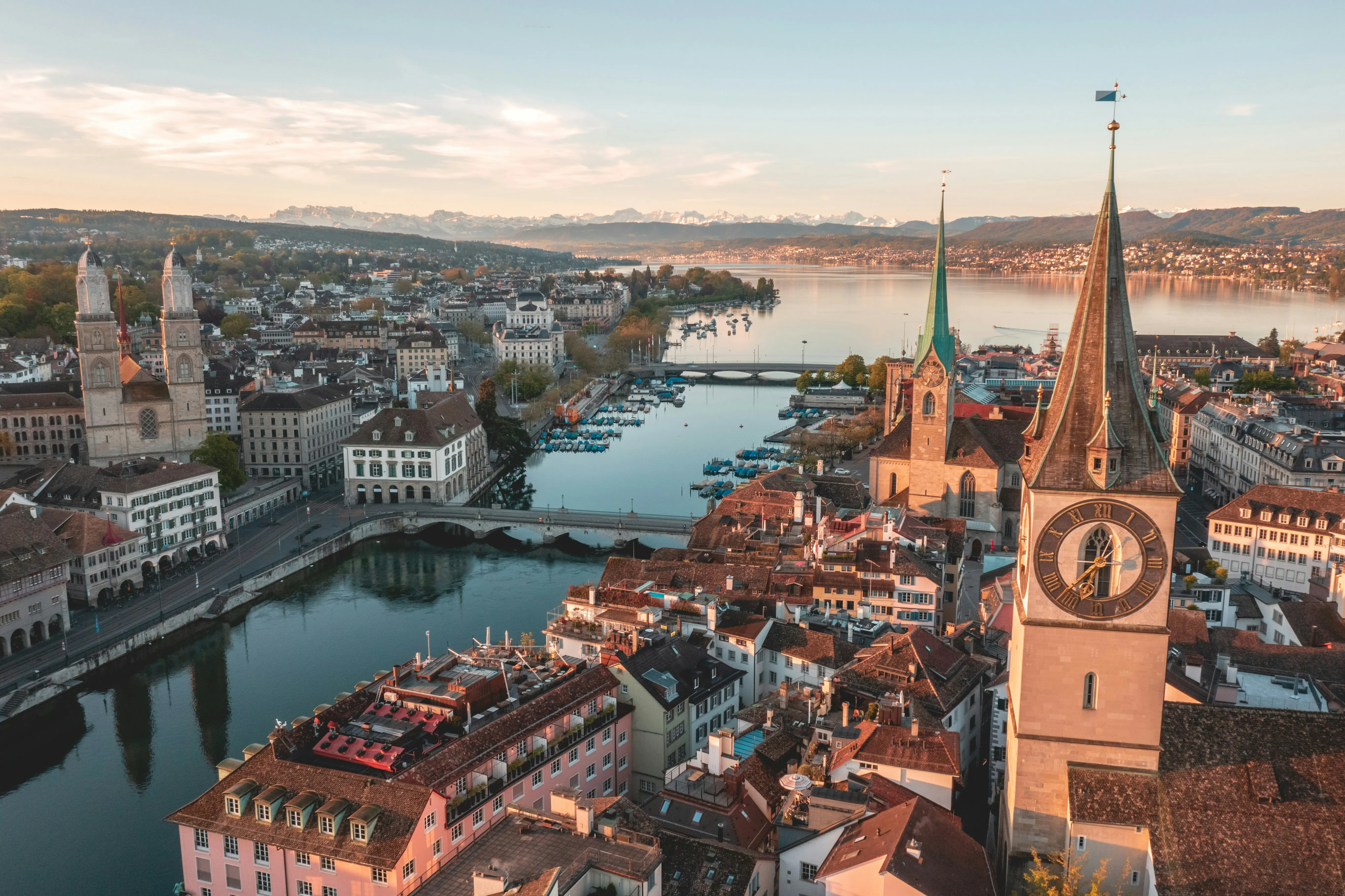 Zürcher Altstadt an der Limmat, dahinter der See